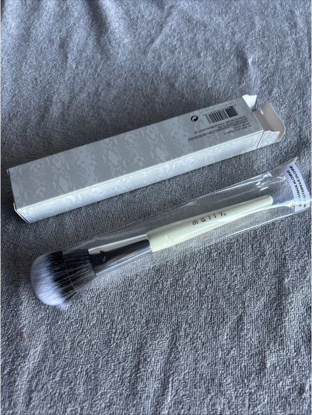 Mally Brush Pinceau Full Size Foundation Powder Brush White/Silver 7in.